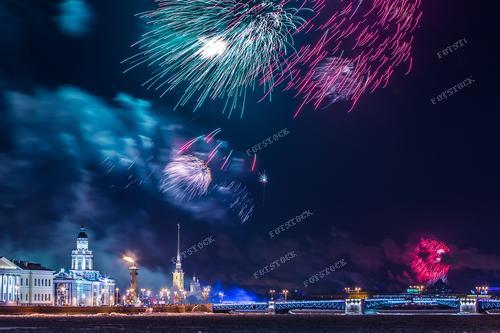 Фейерверк над городом Санкт-Петербургом. Праздники в России. Вид на город Петербург. Салют над Петропавловской крепостью в Санкт-Петербурге. Россия. Это потрясающее фото запечатлевает момент яркого фейерверка, взлетающего над городом Санкт-Петербургом. Великолепие салюта освещает небо над Петропавловской крепостью, создавая неповторимую картину праздника. Эта фотография идеально отражает дух праздников в России и может стать ярким акцентом в декоре или в качестве памятного снимка праздничного Санкт-Петербурга.